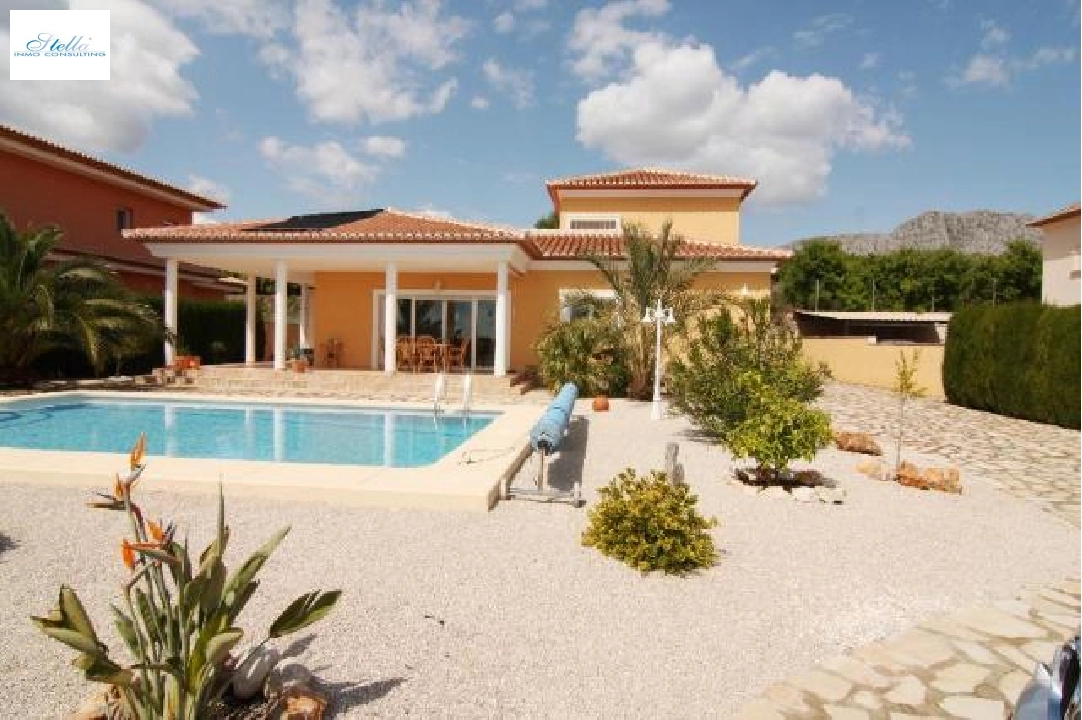 Lovely 3 bedroom villa in a beautiful residential area, with pool